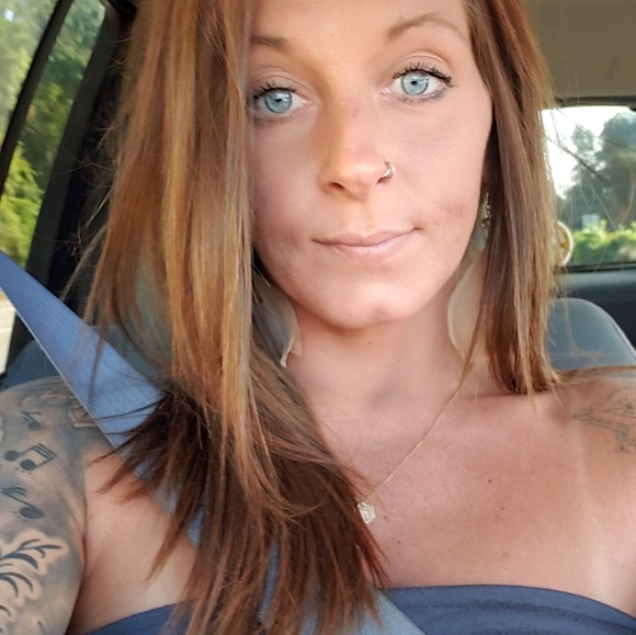 Meet your Posher, Gloria - Picture 2 of 2